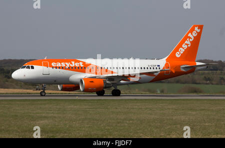 Airbus A319 d'easyJet Airlines à l'aéroport de Londres Luton LTN Banque D'Images