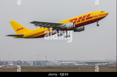 Airbus A300 Cargo de DHL qui décolle de l'aéroport de Luton Banque D'Images