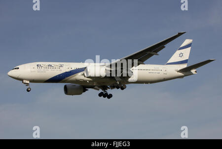 Boeing 777 d'EL AL Airlines PACK ELAL israélien l'atterrissage à l'aéroport de Londres Heathrow LHR Banque D'Images