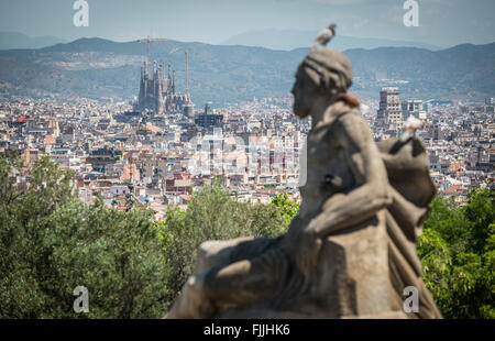 Statue devant Musée National d'Art de Catalogne, Barcelone, Espagne. Arrière-plan sur la Sagrada Familia Banque D'Images