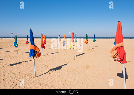 Les célèbres parasols colorés sur la plage de Deauville, Normandie, Nord de la France Banque D'Images