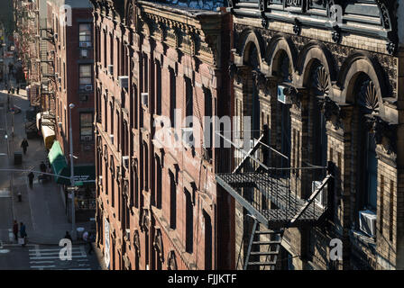 High angle view of New York brownstone typique avec des bâtiments de secours jusqu'à la rue ci-dessous Banque D'Images