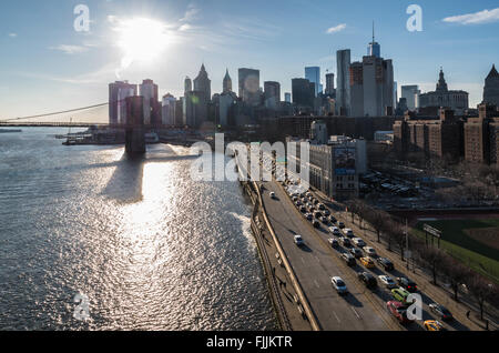 Vue de dessus la route FDR Drive dans la ville de New York avec le Pont de Brooklyn, East River et le centre-ville de Manhattan Banque D'Images