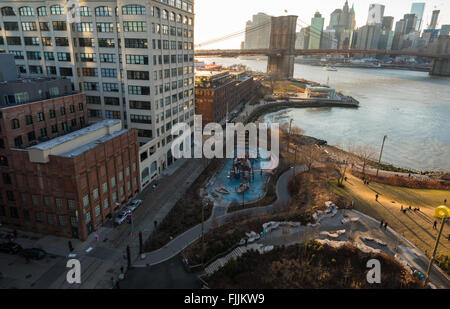 Vue plongeante vers Dumbo, Brooklyn : Main Street, Brooklyn Bridge et Park, East River et Manhattan skyline tous montré. Banque D'Images