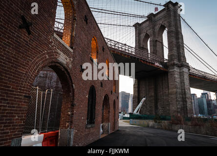 Vue de l'entrepôt de tabac, aujourd'hui un des arts de la scène (St Anns Entrepôt) avec une tour du pont de Brooklyn dans Dumbo, New York City Banque D'Images