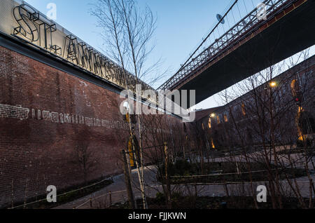 Le jardin clos triangulaire de l'ancien entrepôt de tabac dans Dumbo, Brooklyn, est aujourd'hui St Ann's Warehouse un lieu d'art. Banque D'Images