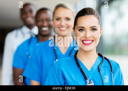 Groupe de professionnels de la médecine moderne à l'hôpital Banque D'Images