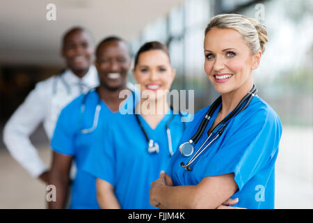 Belle female doctor standing in a row avec team Banque D'Images