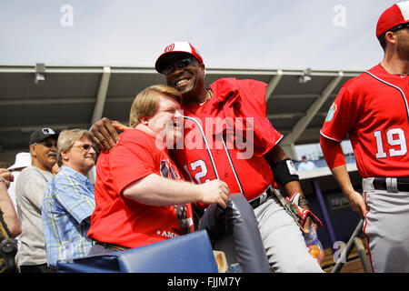 Port Charlotte, en Floride, aux États-Unis. 2e Mar, 2016. Vous VRAGOVIC | fois.Washington Nationals manager Dusty Baker hugs Teddy Kremer, 33 ans, de Cincinnati, avant l'ouverture de l'exposition entre les Rays de Tampa Bay et les Nationals de Washington à Charlotte Sports Park à Port Charlotte, en Floride, le mercredi 2 mars 2016. Kremer est un garçon bat pour les Rouges quand Baker était là. © Vous Vragovic/Tampa Bay Times/ZUMA/Alamy Fil Live News Banque D'Images