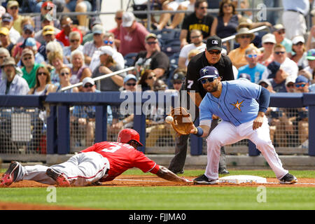 Port Charlotte, en Floride, aux États-Unis. 2e Mar, 2016. Vous VRAGOVIC | fois.Nationals de Washington center fielder Michael Taylor (3) pour les premières plongées, vérifié par des Rays de Tampa Bay lanceur droitier Andrew Bellatti (59) dans la deuxième manche au cours de l'exposition entre l'ouvreur les Rays de Tampa Bay et les Nationals de Washington à Charlotte Sports Park à Port Charlotte, en Floride, le mercredi 2 mars 2016. © Vous Vragovic/Tampa Bay Times/ZUMA/Alamy Fil Live News Banque D'Images