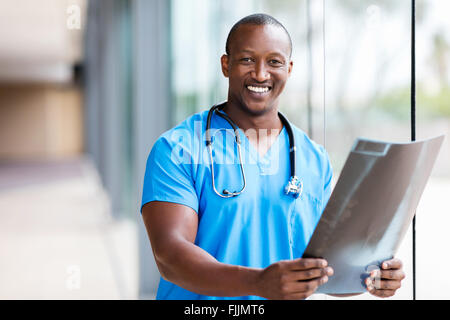 Médecin africain professionnel holding CT scan Banque D'Images