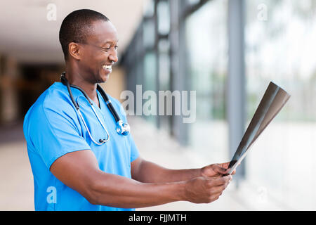 Happy African Medical intern looking at x-ray film Banque D'Images