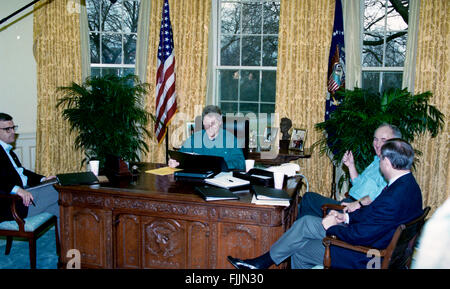 Washington, DC., USA, 23 janvier 1993, le Président William Clinton, invite les médias d'information dans le bureau ovale de la Maison Blanche sur sa première journée complète de son mandat. Credit : Mark Reinstein Banque D'Images