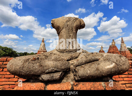 Ancienne statue de bouddha cassée sans tête à Ayutthaya en Thaïlande Banque D'Images