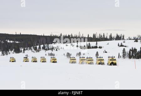 Snowcoaches Bombardier Xanterra effectuer le dernier groupe de touristes à travers le lac des appartements à Yellowstone National Park 1 mars 2016 à Yellowstone, Wyoming. Le transporteur qui a commencé la neige suivi utiliser dans les années 30 portant les touristes à travers la neige profonde sont pris sa retraite comme hivers sont moins graves et moins de chutes de neige dans le parc. Banque D'Images