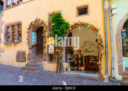 Boutique typique à Riquewihr, Alsace, Haut-Rhin, France, Europe. Banque D'Images