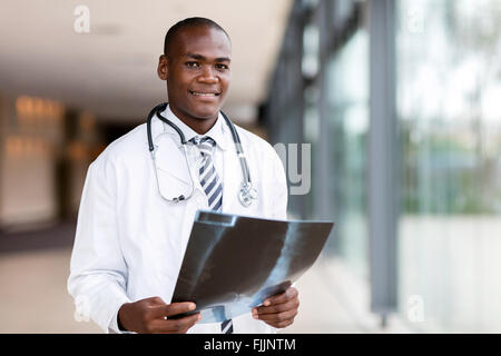 Handsome African American male doctor holding x ray Banque D'Images