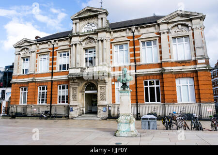Buste de Sir Henry Tate en face de Tate Library, Brixton. Banque D'Images