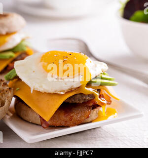 Petit-déjeuner burger avec avocat, fromage et bacon Banque D'Images