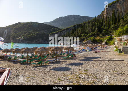 La plage d''Agios Petros, Paleokastritsa, Corfou Banque D'Images