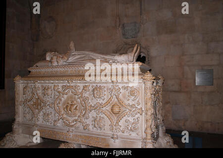 La Tombe de Vasco Da Gama de l'Explorateur dans le cloître de la monastère des Hiéronymites à Belém à Lisbonne Portugal Banque D'Images