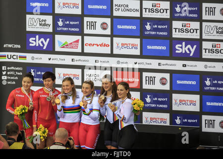 Londres, Royaume-Uni, 2 mars 2016. 2016 UCI Cyclisme sur Piste Championnats du monde. Le podium pour l'équipe féminine avec Sprint (centre de la Russie, de l'or), la Chine (à gauche, l'argent) et l'Allemagne (à droite, Bronze). Credit : Clive Jones/Alamy Live News Banque D'Images