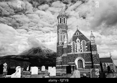 Dunlewy Church et Mount Errigal, Dunlewy Village, comté de Donegal, Irlande Banque D'Images