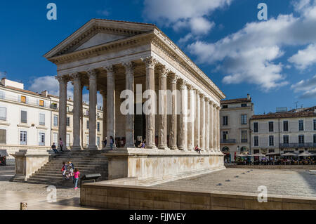 Temple romain Maison carrée dans la ville de Nîmes dans le sud de la France Banque D'Images