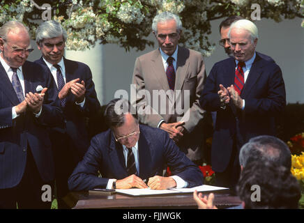 Washington, DC., USA, 1er avril 1989, le président George H. W. Bush signe une entente sur le budget en roseraie cérémonie avec les membres de la direction du congrès à la recherche sur. Credit : Mark Reinstein Banque D'Images