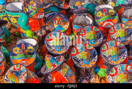 Souvenirs paysans mexicains colorés en céramique chapeaux Sombreros San Miguel de Allende Mexique Banque D'Images