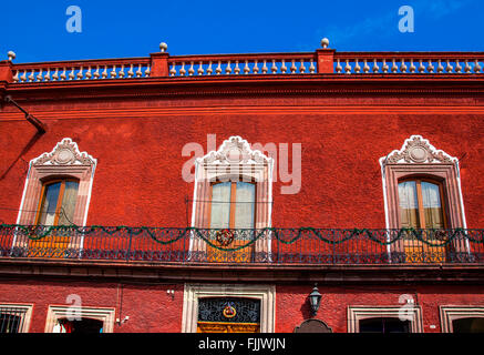 Balcon fenêtres mur rouge couronne de Noël Jardin San Miguel de Allende Mexique Banque D'Images