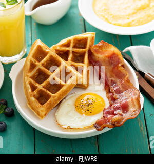 Cuisine du sud petit-déjeuner avec gaufres Banque D'Images