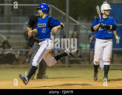 Lake Worth, Floride, USA. 2e Mar, 2016. Chase Ashby, (5), l'arrêt-court pour le parc Vista High Cobras, marque le quatrième point du match, sur un mauvais lancer par Seminole Ridge soulager pitcher Robbie Dulin durant la partie inférieure de la troisième manche Le mercredi 02 mars, 2016, dans Lake Worth. © Bill Ingram/Le Palm Beach Post/ZUMA/Alamy Fil Live News Banque D'Images