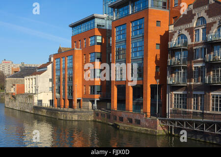 Appartements modernes construites dans ancien bâtiment industriel le long de la promenade Waterfront port flottant de Bristol Banque D'Images