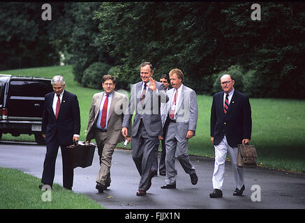 Washington, DC., États-Unis, 1990 Le président George H. W. Les vagues de Bush à des journalistes comme lui et son personnel à pied du Bureau ovale vers l'attente d'un hélicoptère maritime sur la pelouse Sud de la Maison Blanche. Credit : Mark Reinstein Banque D'Images