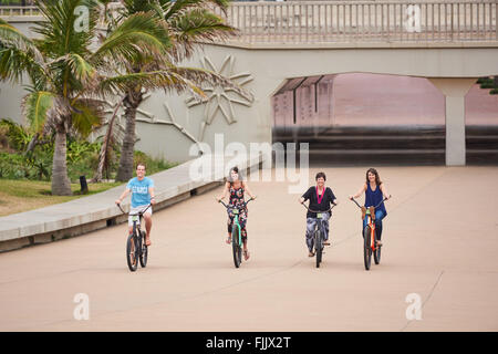 Ensemble en famille à vélo dans un environnement urbain Banque D'Images