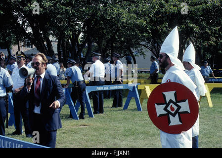 Chicago, Illinois, USA, septembre 1988, quatorze personnes ont été arrêtées, mais il n'y avait pas d'affrontements entre des groupes qui se sont réunis séparément dans Marquette Park le dimanche pour un Ku Klux Klan rally et un rassemblement multiraciale pour commémorer Martin Luther King Jr., a annoncé la police. Plus de 800 officiers de police, beaucoup de chevaux et certains en hélicoptère, afin de maintenir le dimanche comme le Ku Klux Klansmen prêchant la suprématie blanche a organisé un rassemblement dans une partie sud du parc, tandis que le groupe a défilé multiraciale et chanta à l'autre extrémité de la côte sud-ouest du parc. Credit : Mark Reinstein Banque D'Images