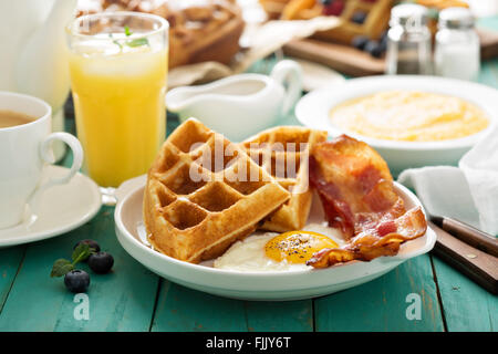 Cuisine du sud petit-déjeuner avec gaufres Banque D'Images