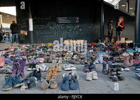 Budapest, Hongrie. 07Th Nov, 2015. Des chaussures pour les demandeurs d'asile à la gare Keleti dans Budspest. Ils sont convaincus qu'ils peuvent aller à l'Autriche, l'Allemagne et au-delà, et l'espoir de mettre fin à leur périlleux voyage du Moyen-Orient. © Magdalena Chodownik/Pacific Press/Alamy Live News Banque D'Images