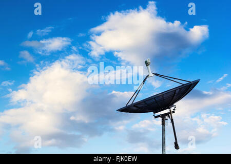 Une photo d'une antenne satellite sur fond de ciel bleu Banque D'Images