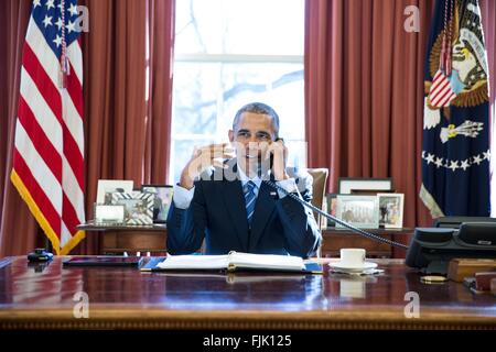 Washington DC, USA. 2 mars, 2016. Le président des États-Unis, Barack Obama, félicite l'astronaute de la NASA par téléphone le commandant Scott Kelly à l'atterrissage au Kazakhstan après une mission d'un an près de la Station spatiale internationale dans le bureau ovale de la Maison Blanche le 2 mars 2016 à Washington, DC. Banque D'Images