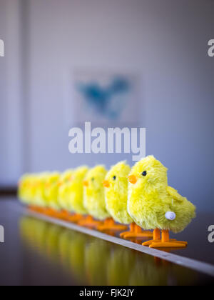 Une rangée de wind-up toy poussins. Banque D'Images