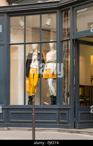 Boutique de vêtements pour femmes à la mode sur une rue latérale dans le quartier branché et animé du Marais, Paris, France Banque D'Images