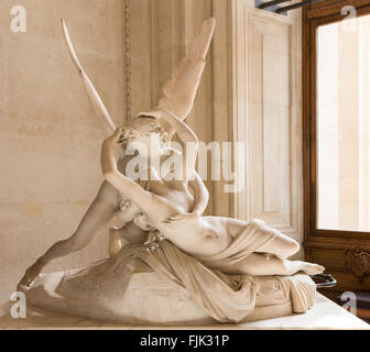 Une célèbre sculpture en marbre, 'psyché ranimée par le baiser de Cupidon", d'Antonio Canova au Musée du Louvre, Paris, France Banque D'Images