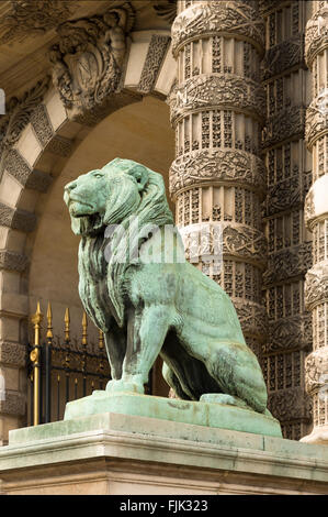 Lion de Bronze à porte d'entrée au Musée du Louvre, Paris, France Banque D'Images