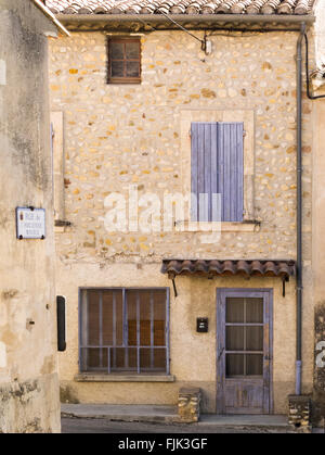 Vieille maison en pierre rustique avec volets peints dans le village historique de Rasteau, Vaucluse, Provence, France. L'architecture locale typique. Banque D'Images