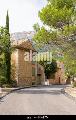 Scène de rue et de bâtiments en pierre typique dans le village historique de Sablet, Vaucluse, Provence, France Banque D'Images