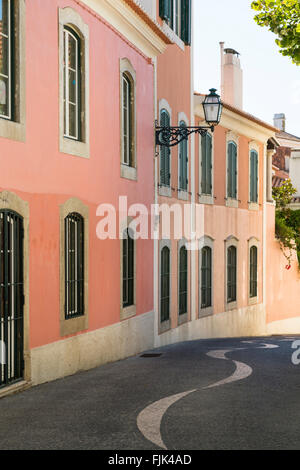 Une ligne de bâtiments colorés rue pavée typique à Cascais, Portugal Banque D'Images
