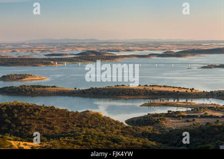 L'autoroute N256 Pont sur la rivière Guadiana et le lac d'Alqueva reliant la région de l'Alentejo au Portugal avec l'Espagne. Passage de la frontière internationale. Banque D'Images