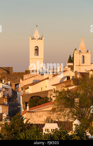 Dans le quartier historique des bâtiments blanchis hill village ville de Monsaraz, Alentejo, Portugal Banque D'Images